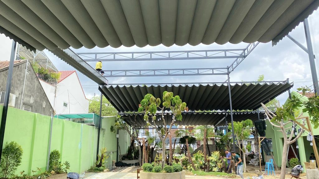 Bạt mái xếp lượn sóng che quán cafe Bạt mái xếp lượn sóng che quán cafe