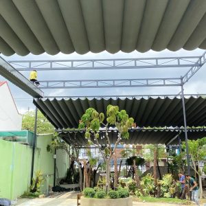 Bạt mái xếp lượn sóng che quán cafe