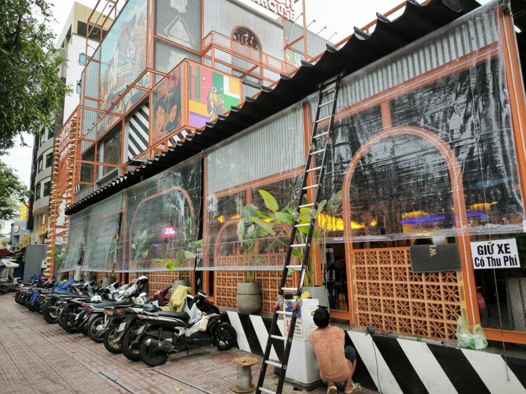 Bạt nhựa PVC trong suốt che nắng mưa nhà hàng