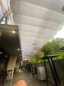 Bạt mái xếp lượn sóng che quán cafe Bạt mái xếp lượn sóng che quán cafe