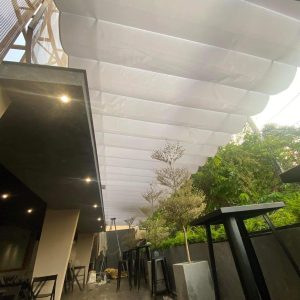 Bạt mái xếp lượn sóng che quán cafe