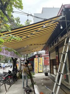 Lắp đặt bạt che nắng mưa quay tay che hiên quán cafe Lắp đặt bạt che nắng mưa quay tay che hiên quán cafe