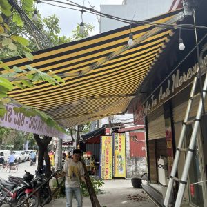 Lắp đặt bạt che nắng mưa quay tay che hiên quán cafe