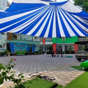 Dù tròn che nắng sân trường học