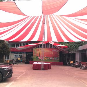 Dù tròn che nắng sân trường học