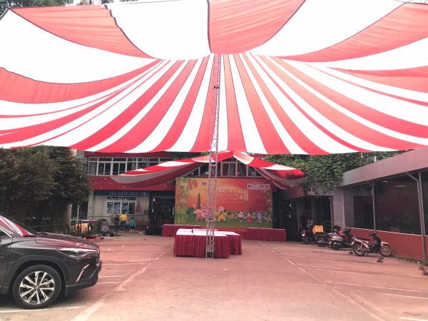 Dù tròn che nắng sân trường học