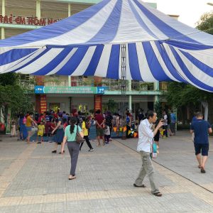 Dù sự kiện một trụ che nắng sân trường