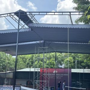 Mái xếp lượn sóng che sân pickleball