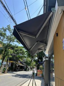 Lắp đặt bạt che nắng mưa quay tay che hiên quán cafe Lắp đặt bạt che nắng mưa quay tay che hiên quán cafe