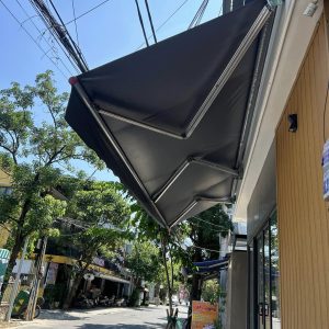 Lắp đặt bạt che nắng mưa quay tay che hiên quán cafe