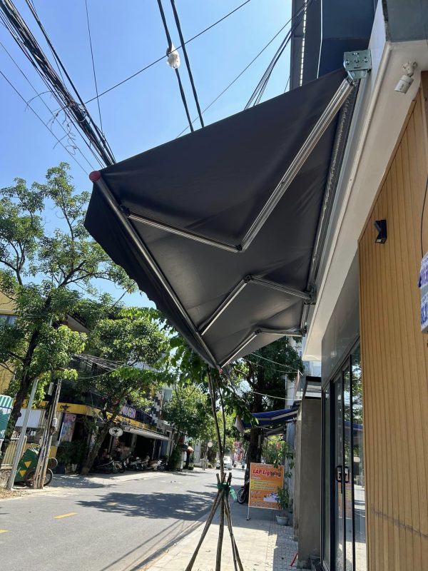 Lắp đặt bạt che nắng mưa quay tay che hiên quán cafe