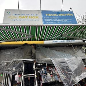 Lắp đặt bạt che nắng mưa quay tay che hiên cửa hàng