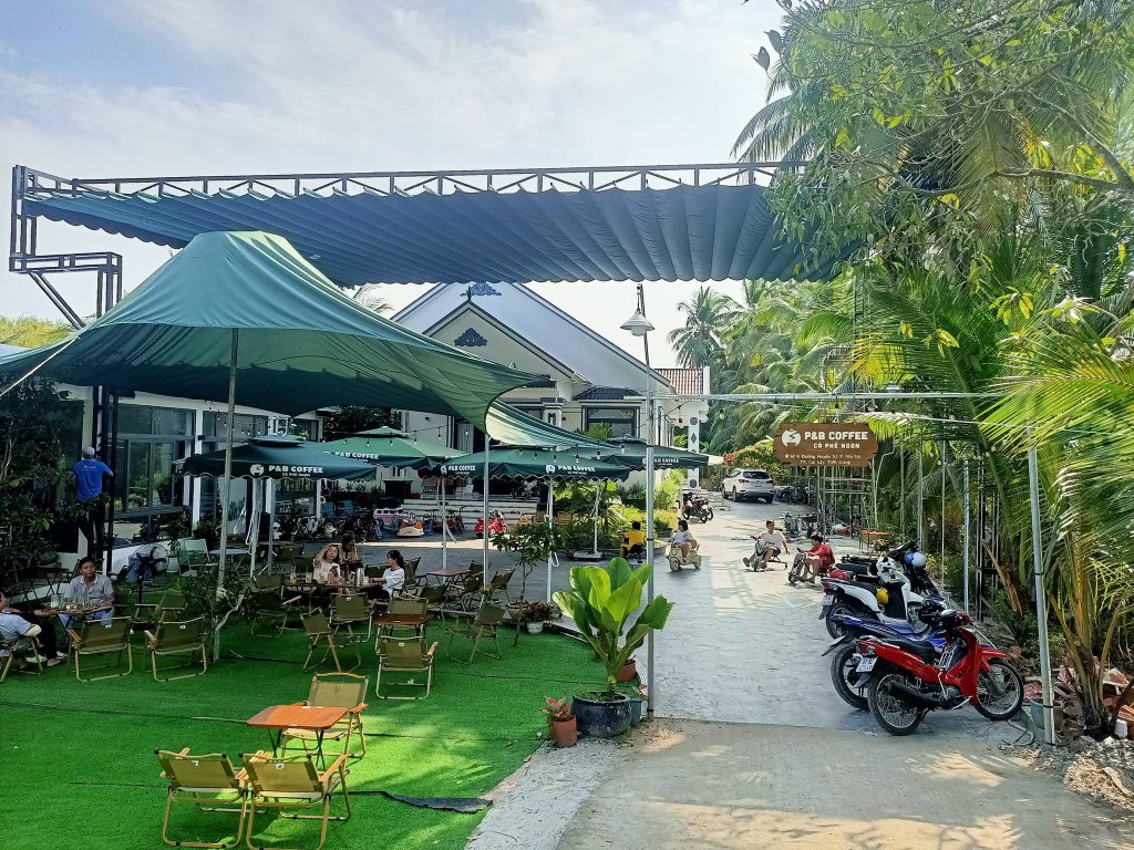 Bạt mái xếp lượn sóng che nắng mưa ngoài trời Bạt mái xếp lượn sóng che nắng mưa ngoài trời