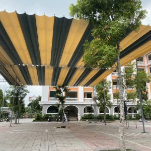 Bạt mái xếp lượn sóng che sân trường