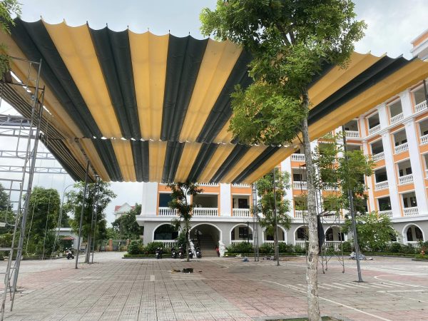 Bạt mái xếp lượn sóng che sân trường