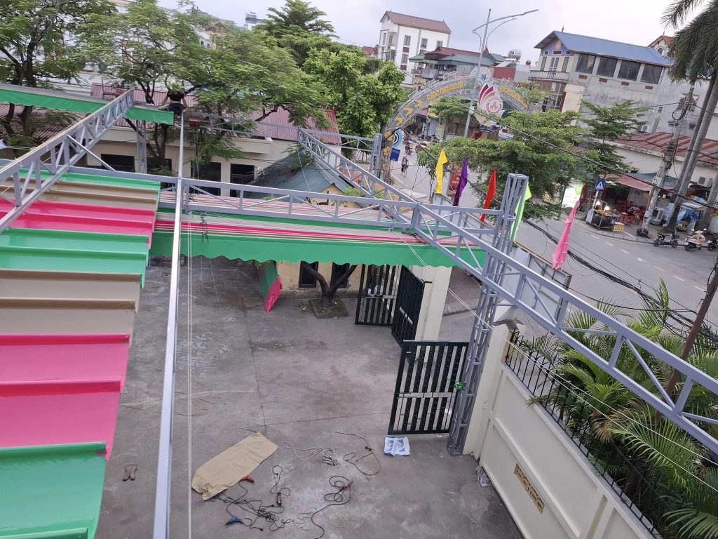 Bạt mái xếp lượn sóng che sân trường Bạt mái xếp lượn sóng che sân trường