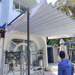 Bạt mái xếp lượn sóng che nắng nhà hàng