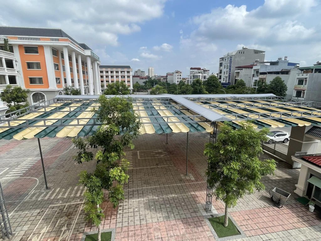 Bạt mái xếp lượn sóng che nắng sân trường học Bạt mái xếp lượn sóng che nắng sân trường học