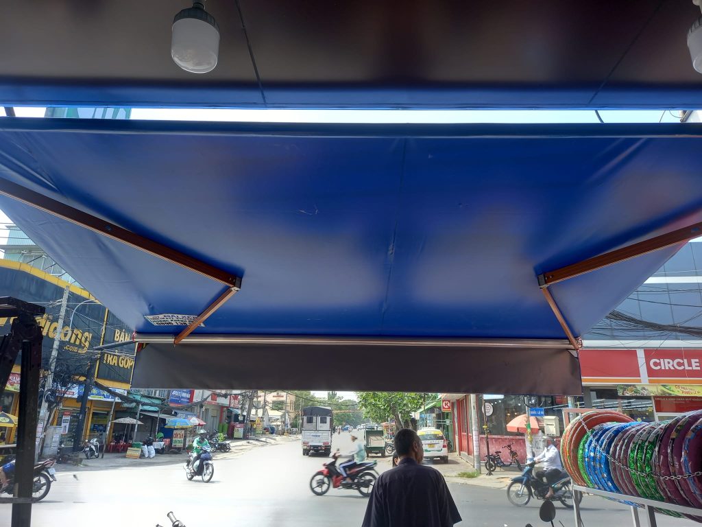 Bạt che nắng mưa quay tay che nắng mưa hiên cửa hàng Bạt che nắng mưa quay tay che nắng mưa hiên cửa hàng