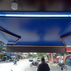 Bạt che nắng mưa quay tay che nắng mưa hiên cửa hàng