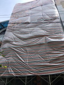 Bạt dứa kẻ sọc che công trình xây dựng