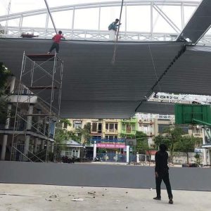 Bạt mái xếp lượn sóng che sân trường