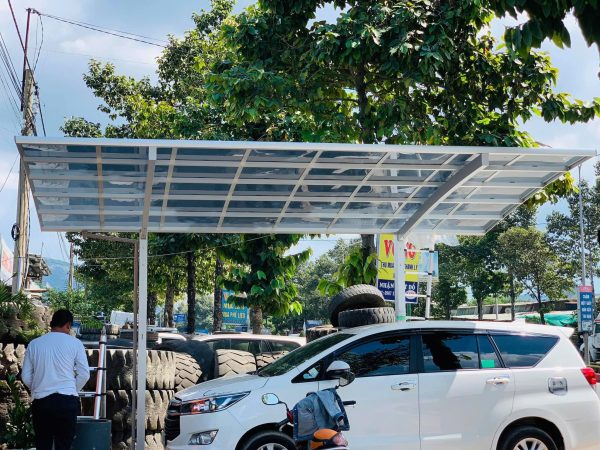 Mái che bằng tấm Polycarbonate (nhựa Poly) che nhà xe