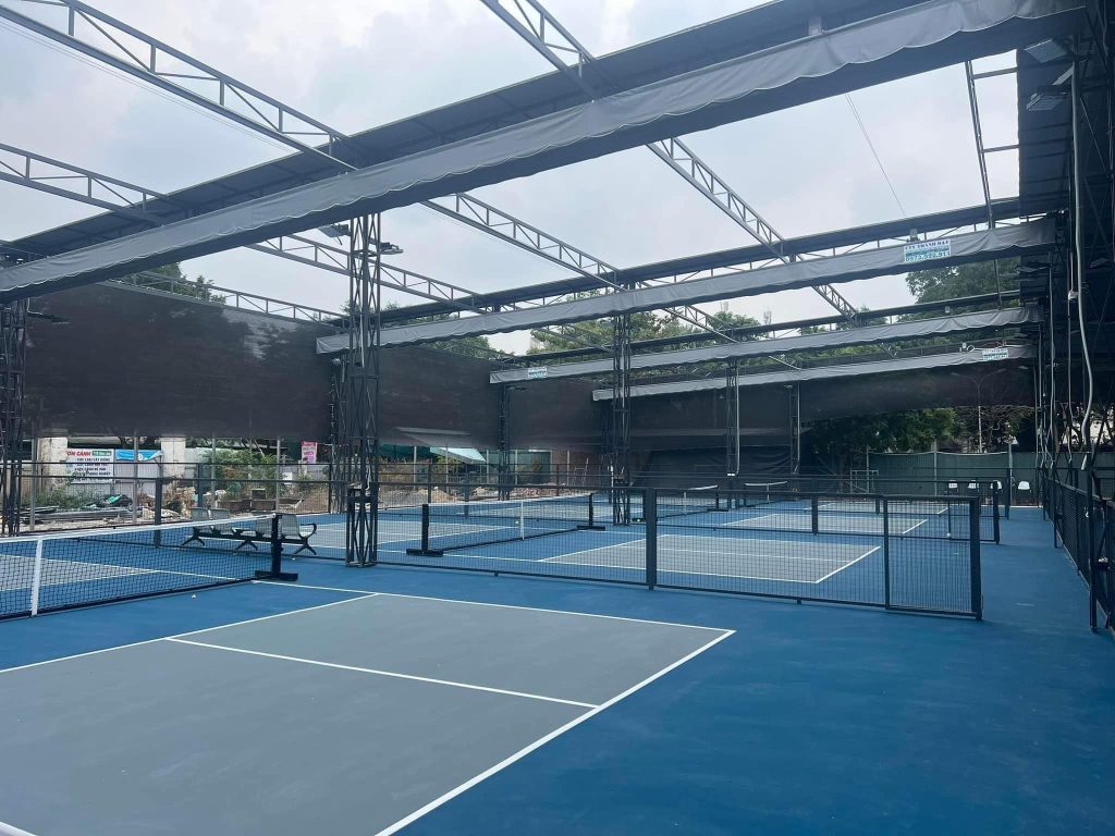 Bạt mái xếp di động che  sân Pickleball ngoài trời