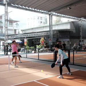 bạt mái xếp che sân Pickleball