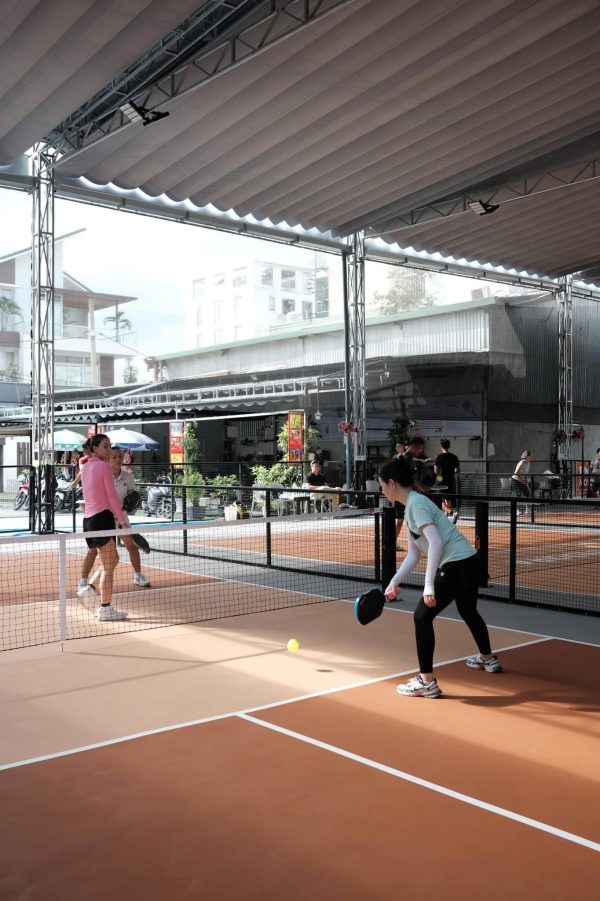 bạt mái xếp che sân Pickleball