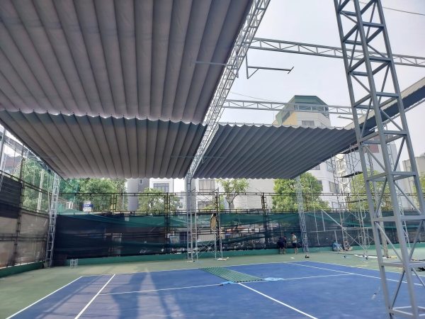 Bạt mái xếp di động che sân Pickleball ngoài trời