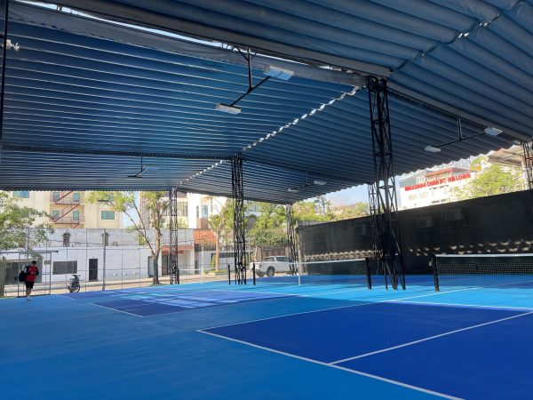 bạt mái xếp che sân Pickleball