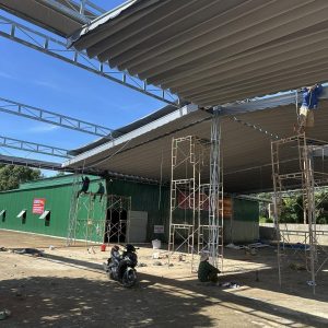 thi công bạt xếp che sân Pickleball