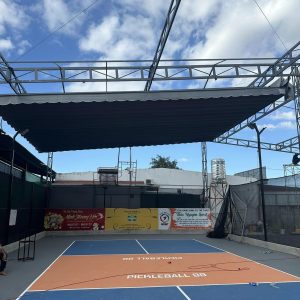 thi công bạt xếp che sân Pickleball