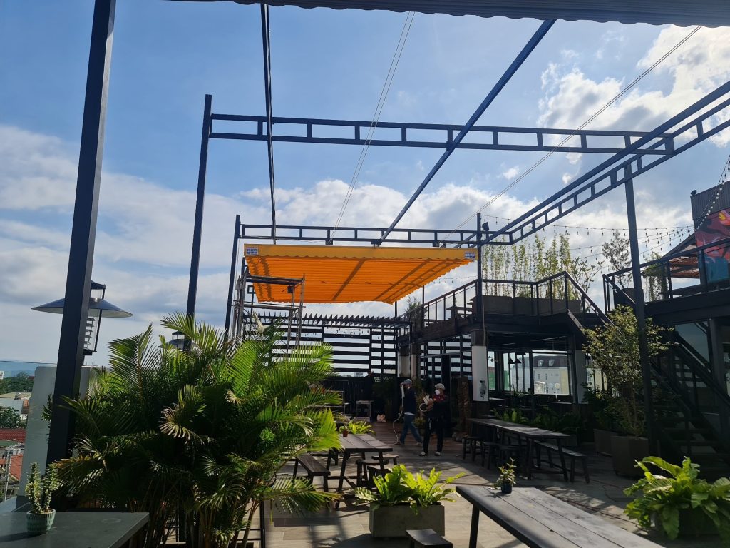 Mái xếp bạt kéo di động che quán cafe quận 2