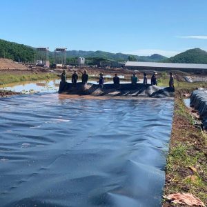 Thi công trải bạt nhựa HDPE lót ao hồ nuôi cá