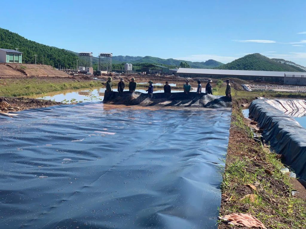 Thi công trải bạt HDPE lót hồ chứa nước Thi công trải bạt HDPE lót hồ chứa nước