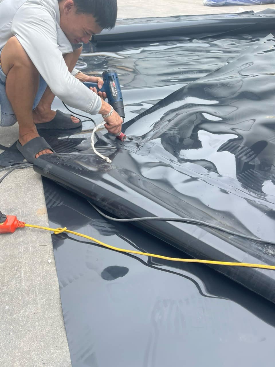 Thi công cắt bạt HDPE dày 0.3mm Thi công cắt bạt HDPE dày 0.3mm