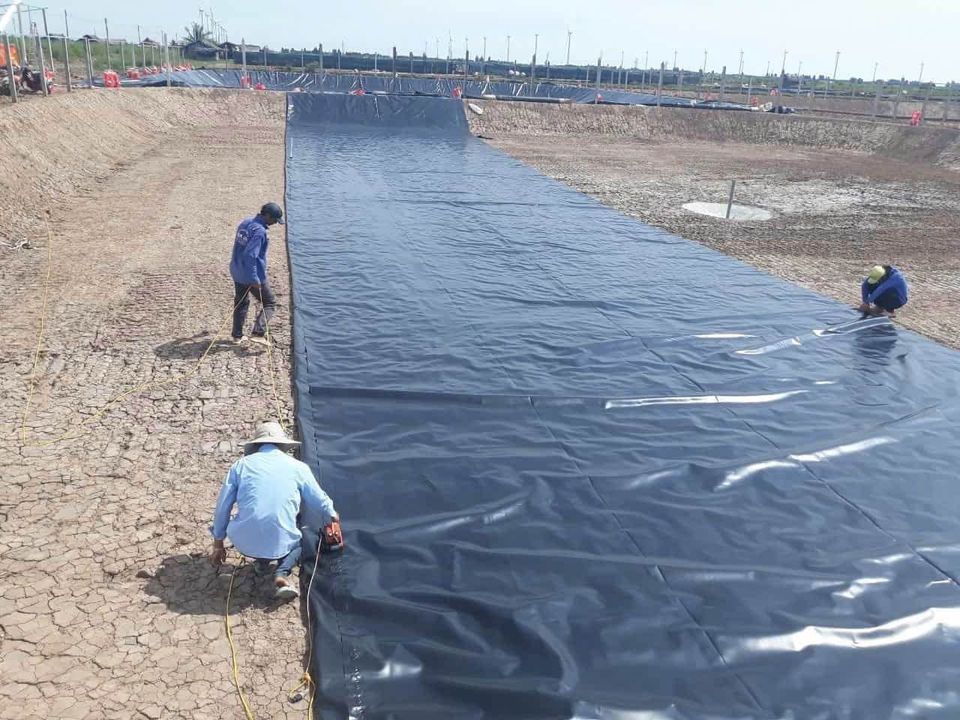 Thi công lót bạt nhựa HDPE 1mm Thi công lót bạt nhựa HDPE 1mm