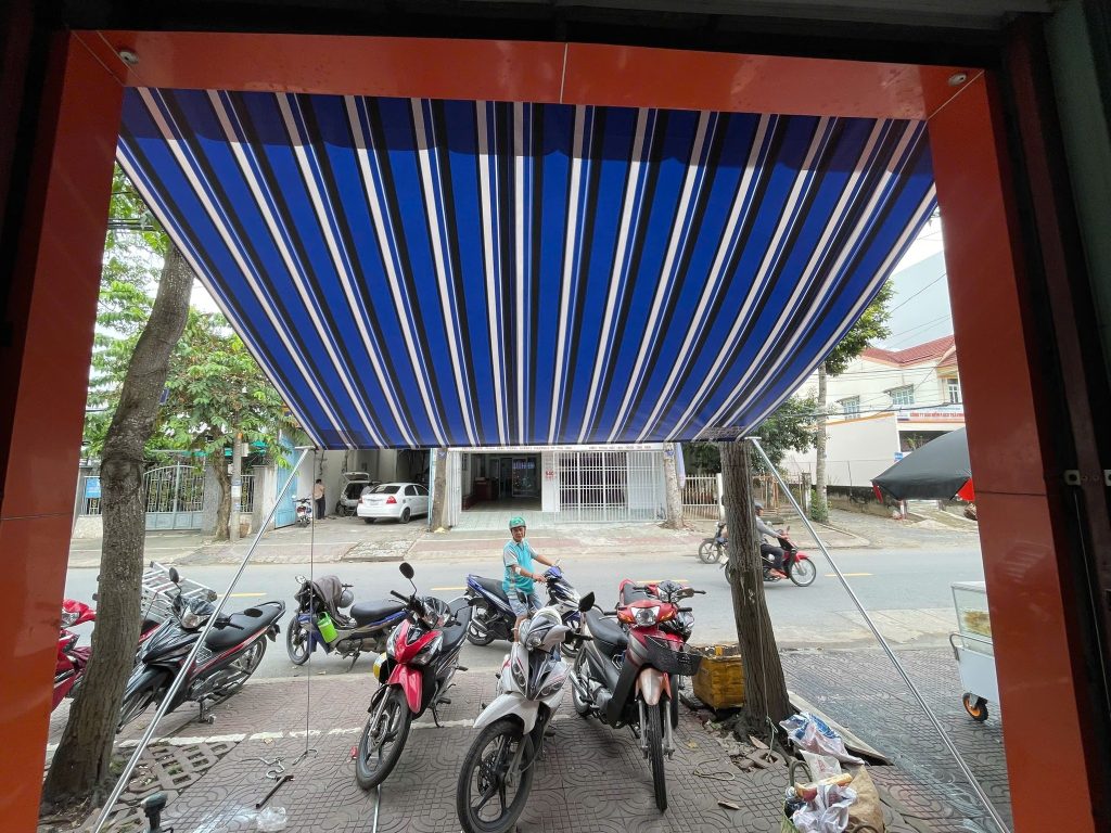 Bạt cuốn mái hiên che nắng ngoài trời Bạt cuốn mái hiên che nắng ngoài trời