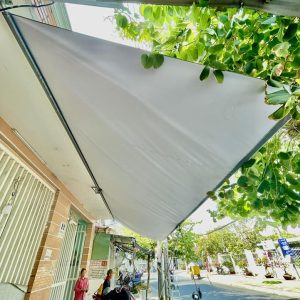 Bạt cuốn mái hiên che hiên nhà hàng