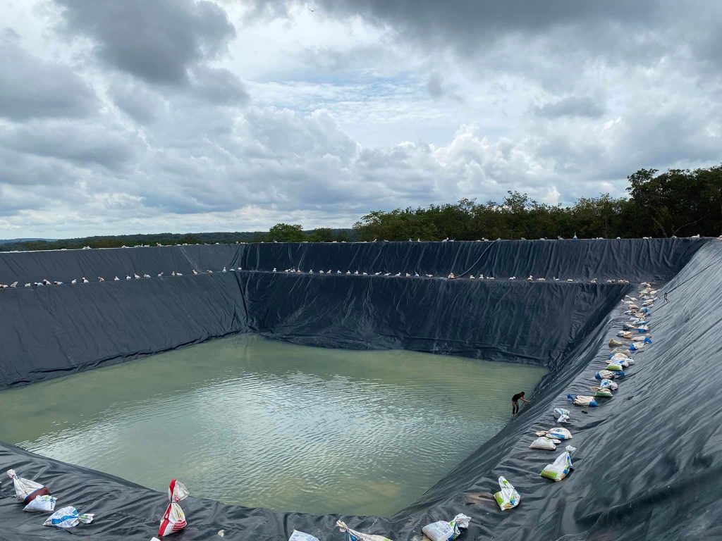 Bạt lót bờ ao mương kè dẫn nước HDPE