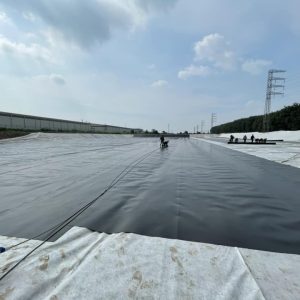 Thi công trải bạt HDPE lót ruộng muối