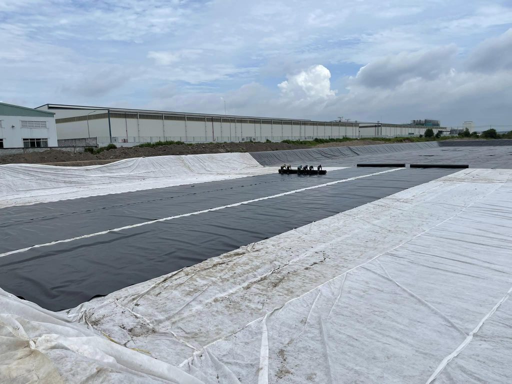 Thi công trải bạt HDPE lót ao hồ