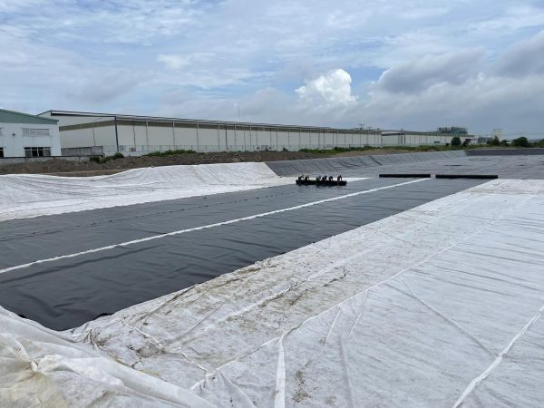 Thi công trải bạt HDPE lót ao hồ
