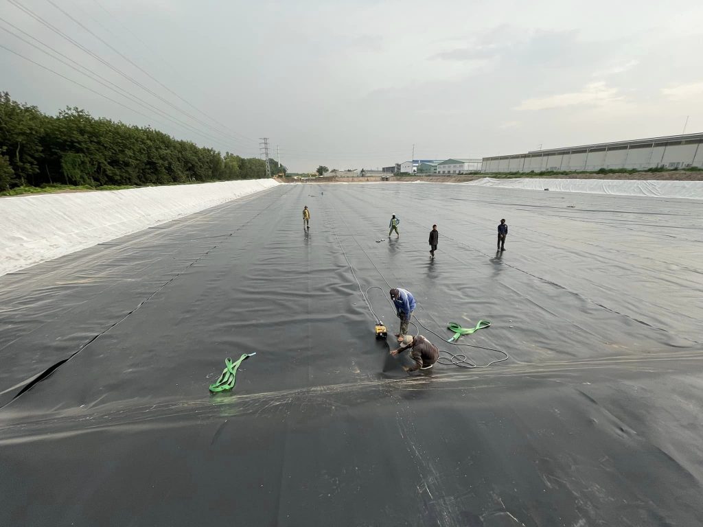 Thi công trải bạt HDPE lót ao hồ