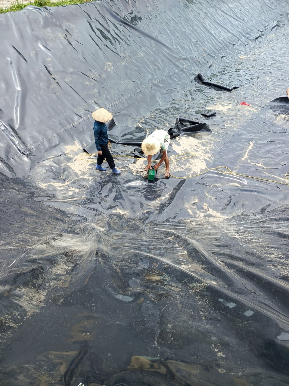 Thi công trải bạt HDPE lót hồ chứa nước Thi công trải bạt HDPE lót hồ chứa nước