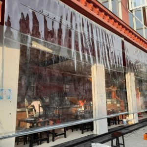 Bạt cuốn trong suốt che mưa gió ngoài trời