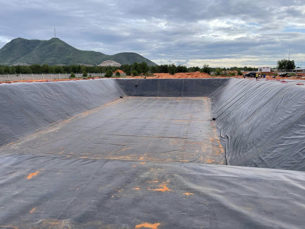 Thi công lót bạt ao hồ nuôi tôm cá HDPE ở Yên Bái