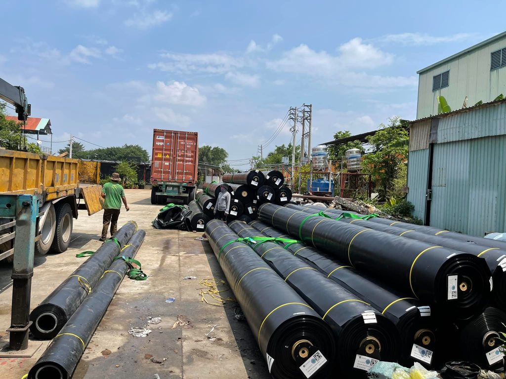 Bạt HDPE lót bờ ao mương kè dẫn nước Bạt HDPE lót bờ ao mương kè dẫn nước
